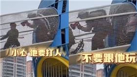 5歲兒亂打人　爸爸拿大聲公放送　（圖／翻攝自微博）