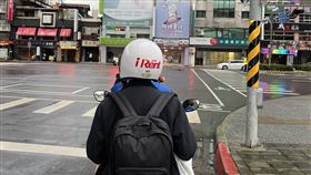 有網友分享，前方騎士頭戴著iRent安全帽，卻是騎私人機車。（圖／翻攝自路上觀察學院 臉書）