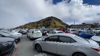 違停、爬邊坡拍照！合歡山雪季將至亂象多