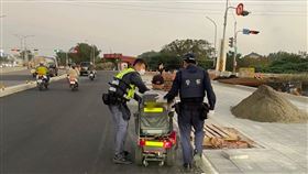 烏日，犁份派出所，86歲老翁騎電動代步車，騎錯方向，沒電，刁車，員警一路推車9公里 (圖／烏日警分局提供)