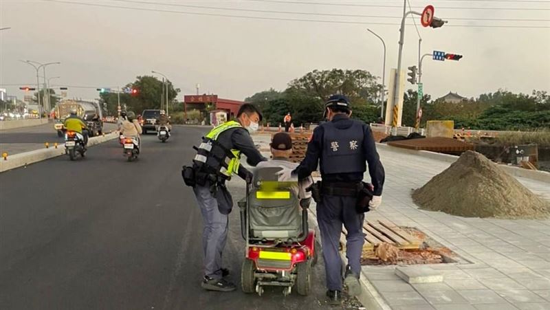 老翁刁車受困　台中暖警推車爬上坡2公里