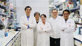 研究：胖出慢性病 可能是「口型蛋白」惹的禍國立陽明交通大學一項最新研究發現，廣泛存在細胞膜或胞器表面的「口型蛋白」，在肥胖慢性病發展中扮演重要角色。圖為研究團隊董建億（左起）、花嘉玲、吳韶芩、林奇宏、楊智勇。（陽明交大提供）中央社記者陳至中台北傳真  111年12月13日