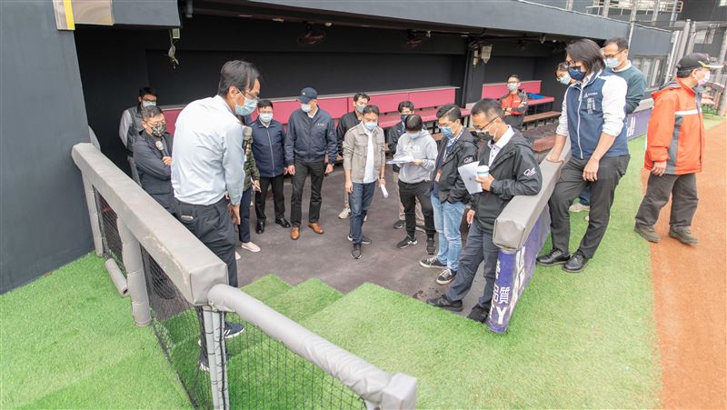 中職、龍來公司場勘新竹棒球場