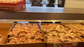 ▲佳德糕餅 民眾一箱一箱買 老婆餅、牛奶酥餅、太陽餅 （圖／記者吳康瑋攝影）