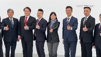 林右昌和市府團隊拍畢業照！掛念基隆捷運