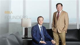 中國富力集團創始人張力（圖右）11月底在英國倫敦被捕。（圖／翻攝自富力集團官網）