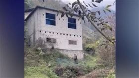 ▲中國四川一名老公確診，跑到深山裡的空屋隔離，老婆每天三餐走40多分鐘的路幫送餐送水。（圖／翻攝自微博）