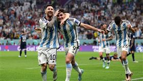 ▲Lionel Messi（梅西）擁抱Julian Alvarez（艾瓦瑞茲）。（圖／取自FIFA FB）