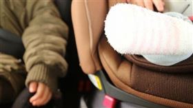 ▲兒童安全座椅很重要，但是穿羽絨衣卻會讓保護作用失效。（示意圖／翻攝自photoAC）