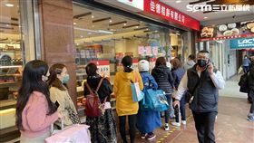 佳德糕餅連2日開店前，就已擠滿採購人潮、連外籍旅客也排隊搶買。（圖／記者吳康瑋攝）