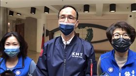 朱立倫：全力支持開放小三通國民黨主席朱立倫（中）13日到台東縣參加感恩茶會前接受媒體聯訪，針對小三通議題，他表示，絕對支持小三通盡快恢復，也希望兩岸直航航點更多，政府責任是讓民眾可以過好日子，便利民眾做生意。中央社記者盧太城攝  111年12月13日