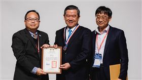 佳世達董事長陳其宏（中）獲頒「光電工程獎」。（圖／佳世達提供）