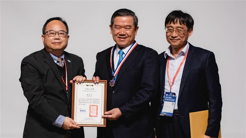打造人才搖籃！佳世達陳其宏奪光電工程獎