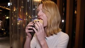 ▲烏克蘭美女對台灣麥當勞失望。（圖／翻攝自不要鬧工作室YouTube）