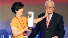 張忠謀、張淑芬鶼鰈情深2022第20屆遠見高峰會27日舉行閉幕典禮暨贈獎儀式，台積電慈善基金會董事長張淑芬（左）獲頒遠見傑出公益服務獎，她的先生、台積電創辦人張忠謀（右）也獲邀上台分享喜悅，張淑芬在台上一度輕撫張忠謀臉頰，展現夫妻鶼鰈情深。中央社記者郭日曉攝  111年10月27日