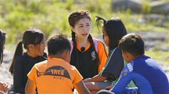 挑戰獨木舟慘掉海裡　任容萱翻船超狼狽