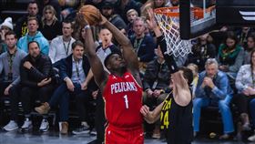 ▲威廉森（Zion Williamson）切入雙手暴扣。（圖／翻攝自鵜鶘推特）