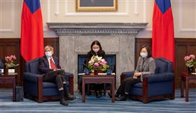 蔡英文總統今（14）日上午接見「『戰略暨國際研究中心』（CSIS）學者專家訪台團」。（圖／總統府提供)