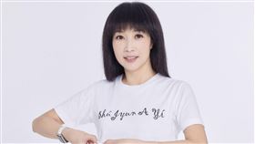 新北議員藍綠參選人紛推募款小物（2）打選戰要銀彈，藍綠各陣營在籌募小額捐款上各出奇招，參選連任的國民黨新北市議員蔡淑君推出走簡約風的聯名潮T。（蔡淑君提供）中央社記者王鴻國傳真  111年7月5日