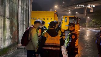 醉撞垃圾車　寒風中5警陪駕駛酒測半小時