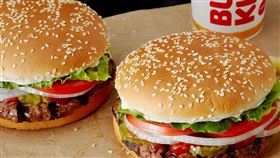 12月17日至12月20日於官網預訂指定華堡系列套餐，選擇12月21日取餐，送小華堡乙顆。12月21日華堡日當天購買指定華堡系列套餐，也送小華堡乙顆。（圖／品牌業者提供）