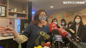 太玄宮宋姓女執事堅稱太子爺是拍落她的眼鏡。（圖／記者楊忠翰攝影）