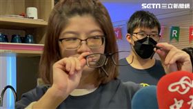 太玄宮宋姓女執事堅稱太子爺是拍落她的眼鏡。（圖／記者楊忠翰攝影）