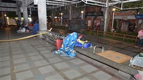 台北市艋舺公園石椅及男廁均發現男子遺體。（圖／翻攝畫面）