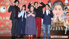 張書偉、黃姵嘉、鍾欣凌、炎亞綸和許傑輝出席《我的婆婆》電影版發佈會。（圖／記者邱榮吉攝影）