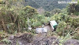 花蓮縣瑞穗林道3公里處發生卡車翻覆意外，造成司機及乘客2人身亡。（圖／翻攝畫面）