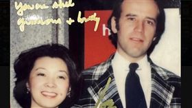 美國總統拜登秀出一張自己與台積電張淑芬於49年前合影的照片。（圖／台積電提供）