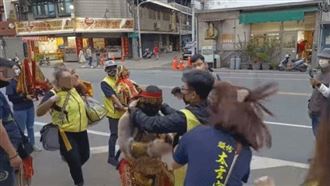 獨／乩童掌摑廟方開告！拍攝者首現身反擊