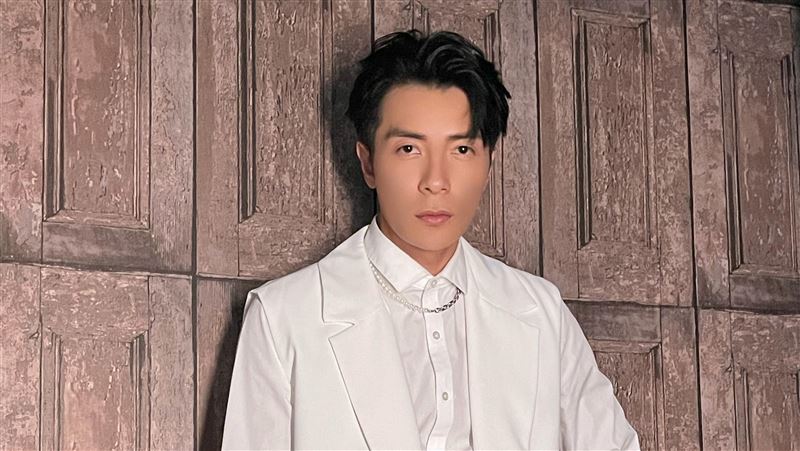 獨／偶像劇男神紅毯照曝光　鬆口認最愛她