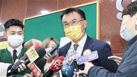 中國禁止輸入台水產  陳吉仲：全面啟動因應措施農委會主委陳吉仲（右2）14日答詢時表示，台灣業者相關產品若仍要輸中，會持續補件給對岸；但也不能等中國說何時開放輸入，農委會依總統蔡英文和行政院長蘇貞昌要求，以水產品來講，全面啟動所有因應措施，不讓農漁民受影響。圖為陳吉仲在立院受訪，回應媒體提問。中央社記者郭日曉攝  111年12月14日