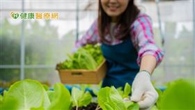 一名年近60歲的婦女，罹患胰臟癌且已轉移，只能透過化療進行治療，但她每天樂在種菜、曬太陽，保持心情愉快，治療至今已屆3年，體內腫瘤已消失一半。