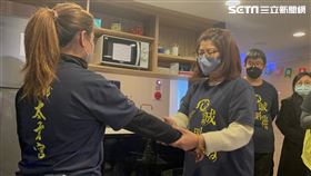 太玄宮宋姓女執事還原太子爺揮手拍落眼鏡的經過。（圖／記者楊忠翰攝影）