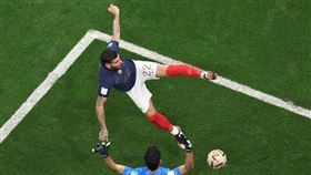 赫南德茲 （Theo Hernandez）禁區左側臨空射門破網，領法國攻破摩洛哥球門。（圖／翻攝自FIFA推特）