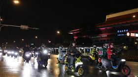 北市忠孝西路開放機車深夜通行（1）台北市忠孝西路14日起開放機車於夜間11時至隔天上午6時通行，首日深夜即有不少民眾騎車經過。中央社記者謝佳璋攝  111年12月14日