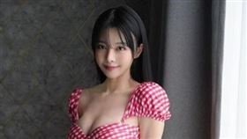 李元玲近日曬出一段自拍影片露出腹肌。（圖／翻攝自IG）