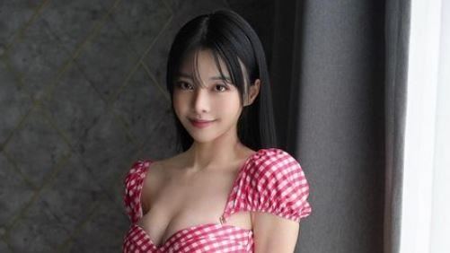 鋼琴女神自拍片流出！突掀衣服裡面全看光
