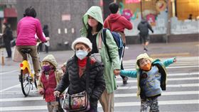 入冬首波寒流週末報到（2）氣象專家吳德榮13日表示，16日晚間首波寒流南下，週末台北氣象站預估將降溫至攝氏9度以下，本島平地最低溫也會降至6度以下。圖為台北市松山區，外出民眾穿上厚外套、戴上帽子保暖。中央社記者王飛華攝  111年12月13日