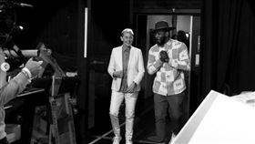 史蒂芬（左）在《艾倫秀》擔任客座DJ。（圖／翻攝自Instagram／sir_twitch_alot）