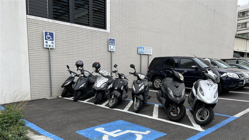 7機車「停白格」卻違規　一張照3千人震驚
