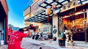 苗栗太玄宮墨龍中壇元帥太子乩身掌摑女性工作人員，片段曝光後引起外界撻伐。（圖／翻攝自苗栗頭份太玄宮粉專）