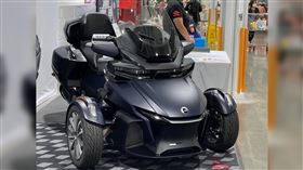  網友分享，好市多賣場開賣一輛三輪重機，要價台幣176萬元。（圖／翻攝自Costco好市多 商品經驗老實說 臉書）