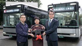 鴻海土城總部周邊廠區間大型接駁巴士全面電動化，14日舉行啟動儀式，鴻海集團總財務長黃秋蓮（中）坐上駕駛座見證，鴻華先進總經理李秉彥（右）正式交車。（圖／鴻海提供）