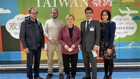 前波蘭外長訪台歐洲議會議員芙緹嘉（Anna Fotyga）（中）一行3人15日抵台訪問，外交部歐洲司副司長呂世凡（右2）前往桃園機場接機。（外交部提供）中央社記者黃雅詩傳真  111年12月15日