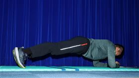 國軍「基本體能多元訓項」平板撐體。（記者邱榮吉/攝影）