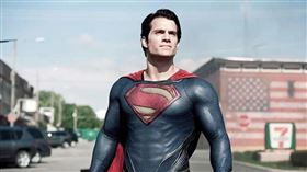 亨利卡維爾確定無緣重披超人戰袍。（圖／翻攝自推特）
