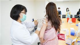 醫師呼籲，除新冠疫苗外，別忘了流感疫苗一樣不可少。（圖／中醫大新竹附設醫院提供）